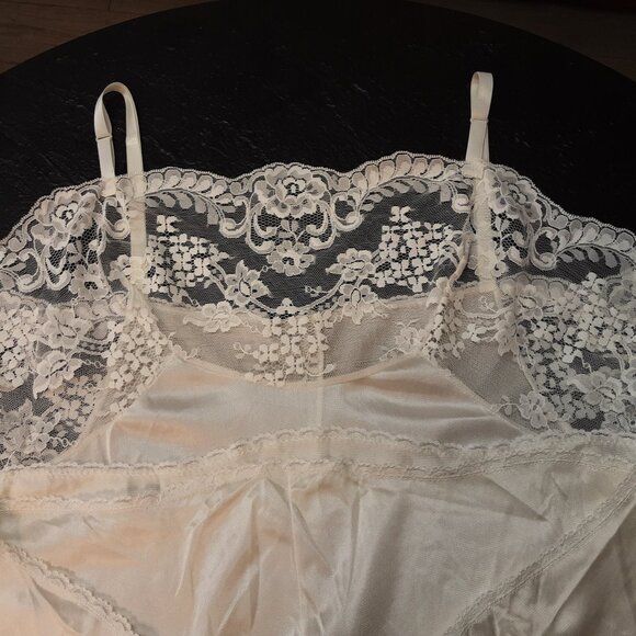 Vintage 1970s Van Raalte Slip – White Nylon – Size Tall 42 – Canada Bridal - Picture 2 of 6